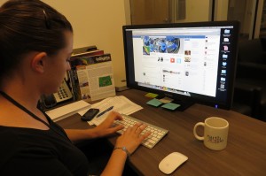Devon Baumbauk, an undergraduate student at Arizona State University, checks the EarthScope Facebook page for the latest science information. Photo by Wendy Bohon.