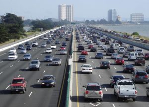 Interstate 80, seen here in Berkeley, California, is a freeway with many lanes and heavy traffic. New research shows the United States and the European Union take markedly different approaches to vehicle emissions controls. Credit: Minesweeper, CC BY-SA 3.0, via Wikimedia commons. 