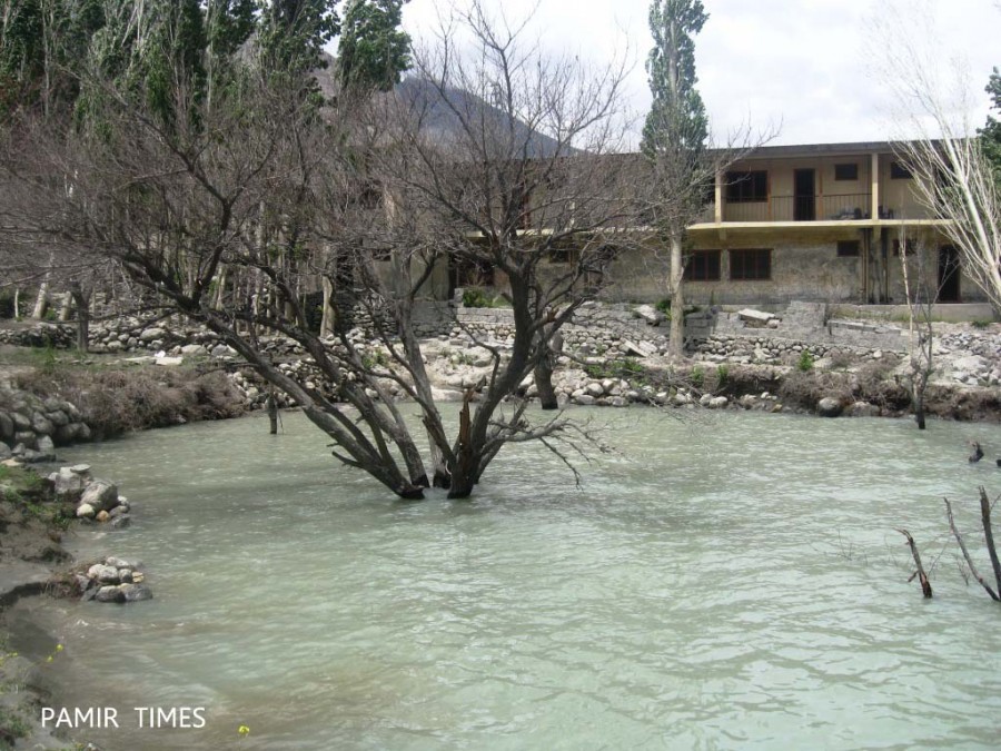 http://pamirtimes.net/2011/05/26/pictorial-water-level-in-the-dammed-hunza-river-is-rising-fear-in-the-upstream-villages/gojal-lake-3-2/
