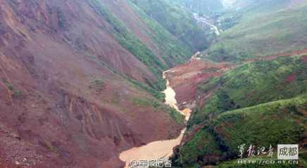 Valley-blocking landslides