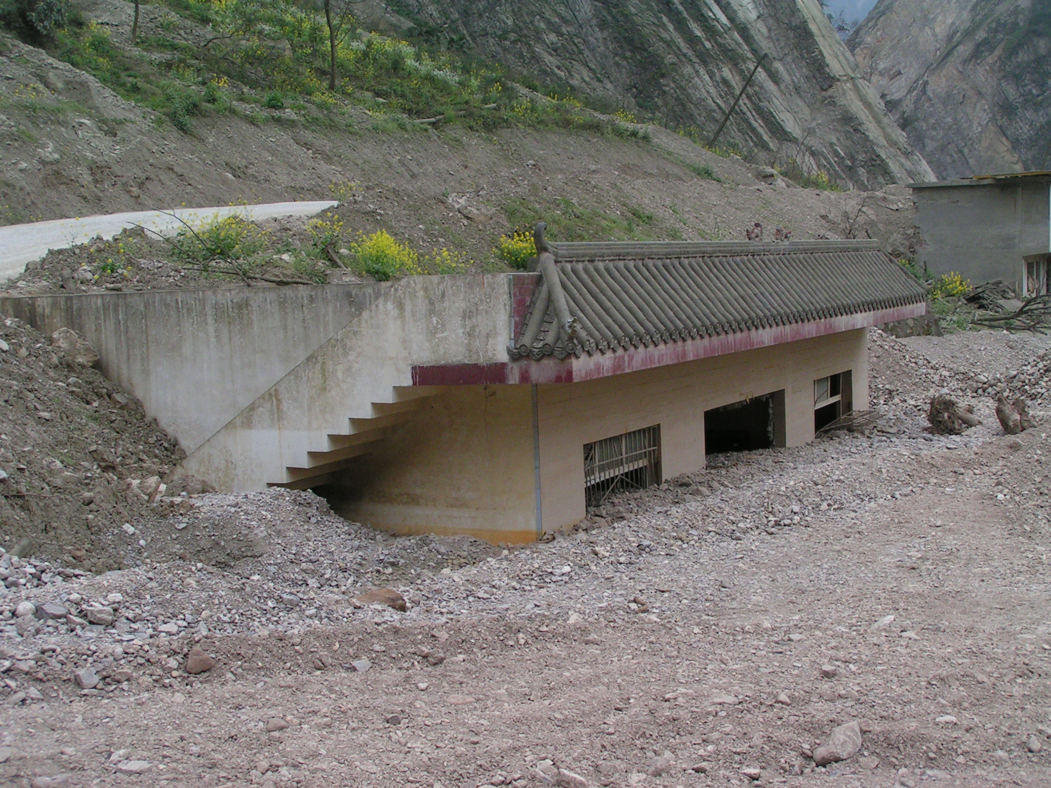 Simple actions to survive a landslide: an inundated house
