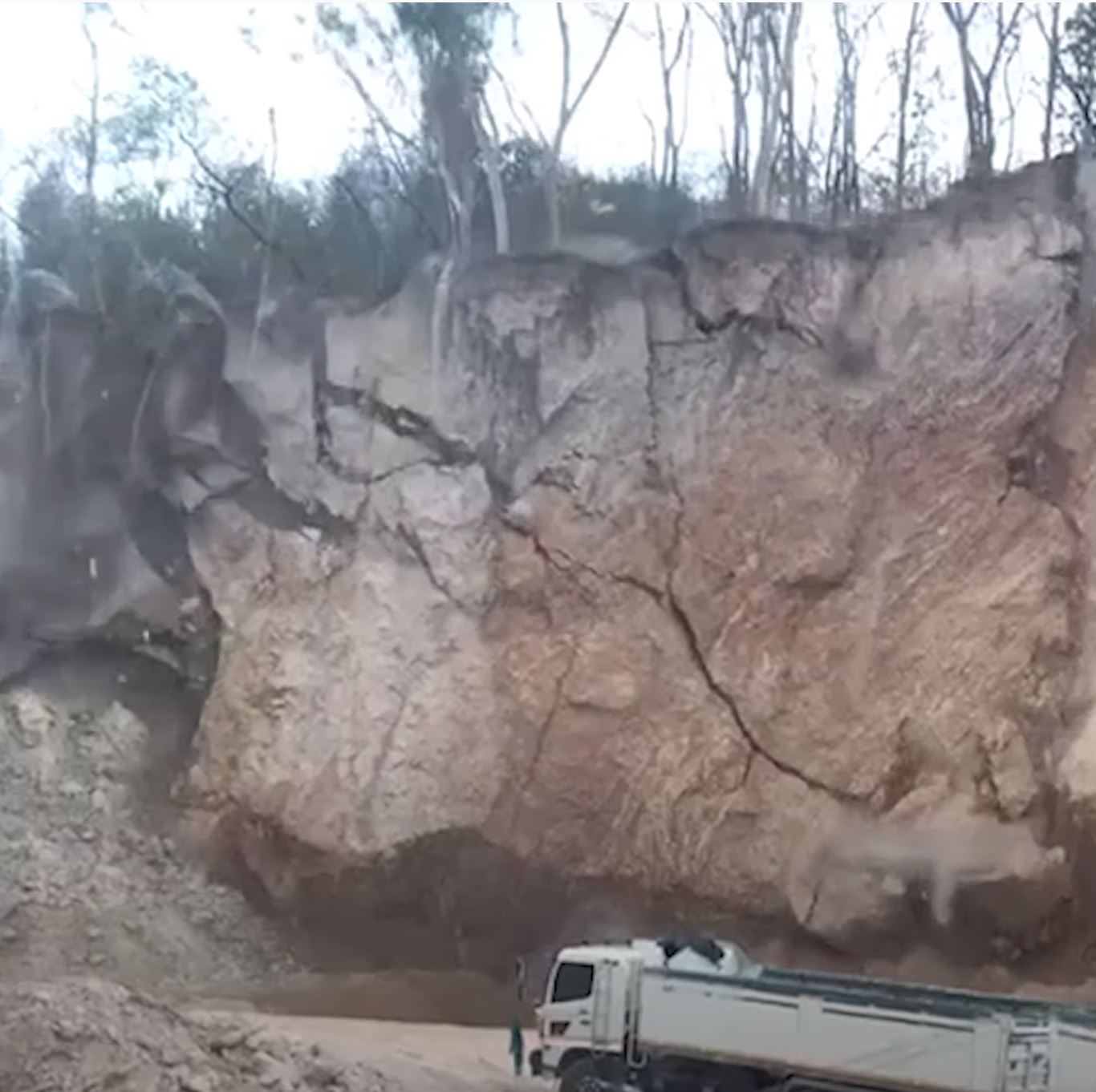 The start of the quarry failure at Nakhon Ratchasima, northeast Thailand. 