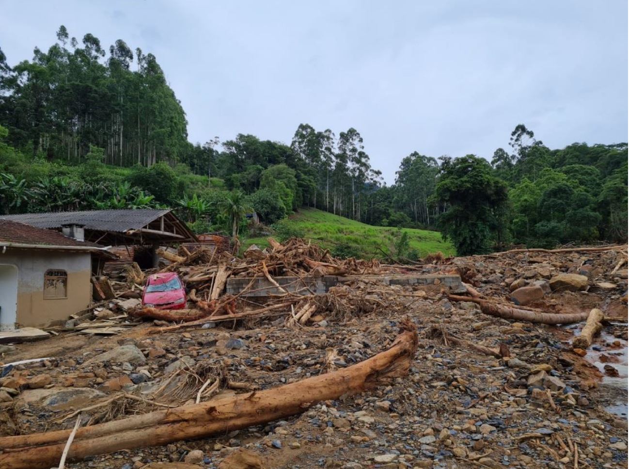Damage caused by landslides in the Revólver Creek valley in Presidente Getulio. Photo by Renato Lima.