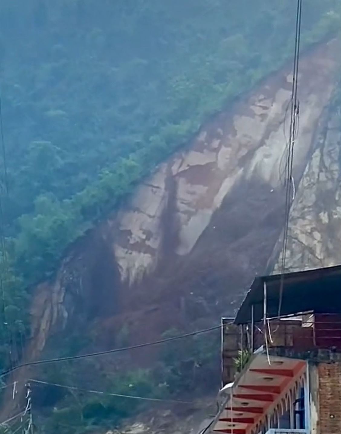 The very clear discontinuity defining the block that slid in the Pyuthan rockslide.  