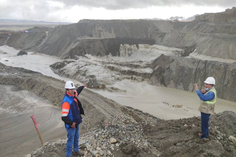 An image of the aftermath of the landslide at Ananea in Peru. 