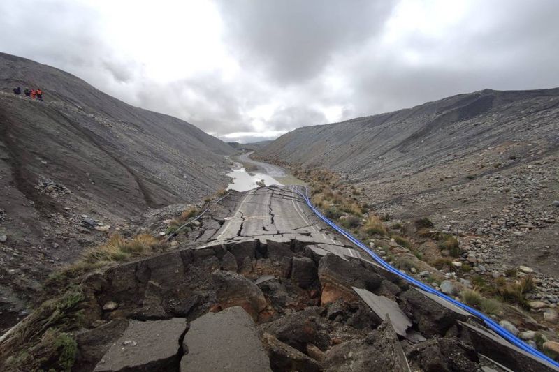 An image of the aftermath of the landslide at Ananea in Peru.