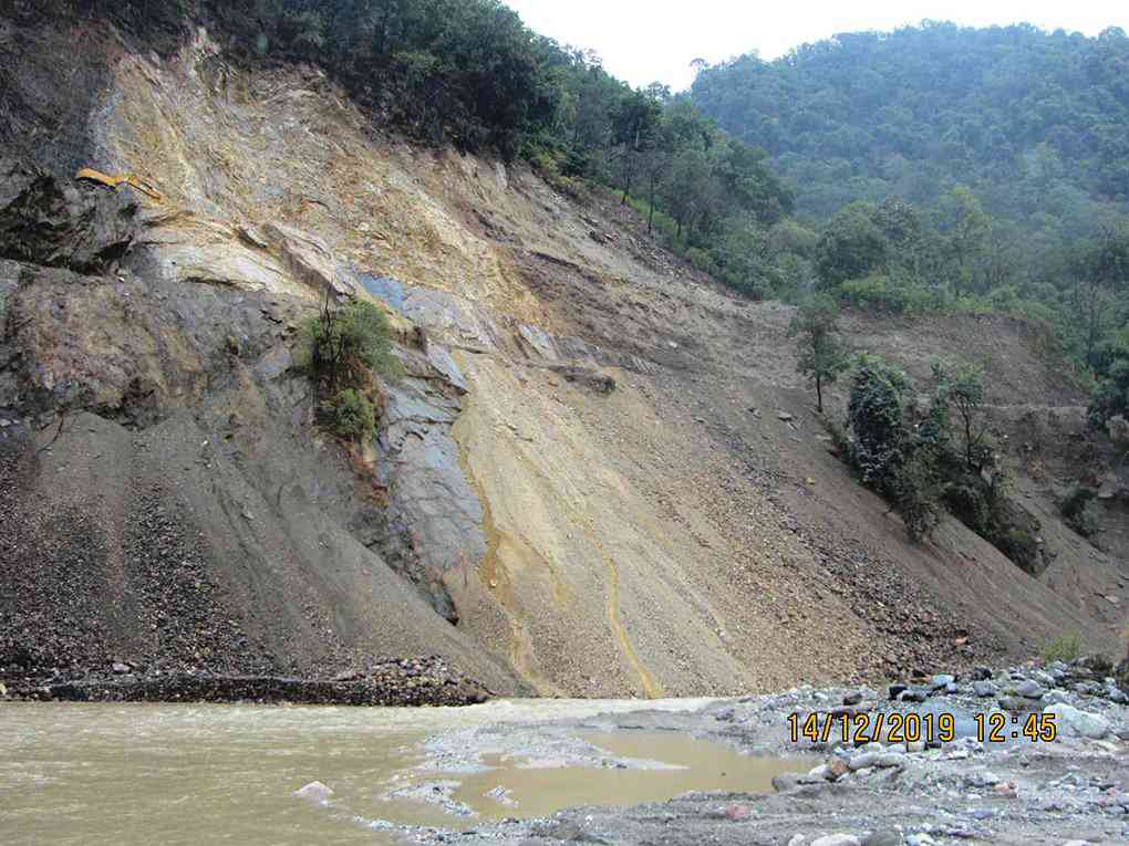 A landslide on the Char Dham highway network. Image by Hemant 