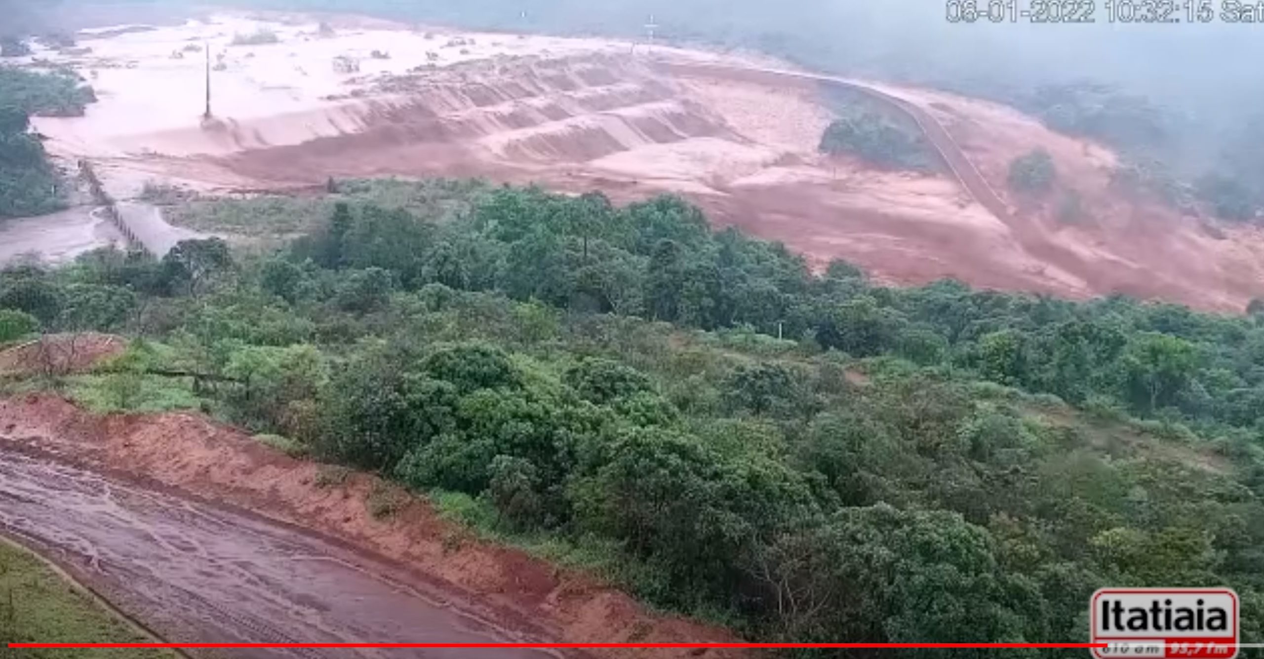A still from the video of the overtopping of the small dam caused by the Pau Branco landslide. 