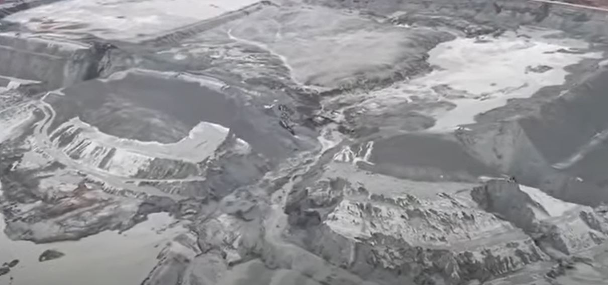 An aerial image of the site of the Jagersfontein tailings dam failure, showing other areas of erosion. 