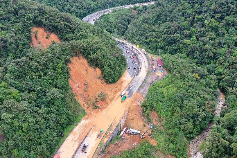 An alternative view of the aftermath of the 28 November 2022 landslide on the BR-376 highway in Brazil. 