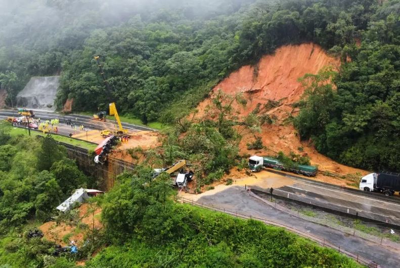 The aftermath of the 28 November 2022 landslide on the BR-376 highway in Brazil. 