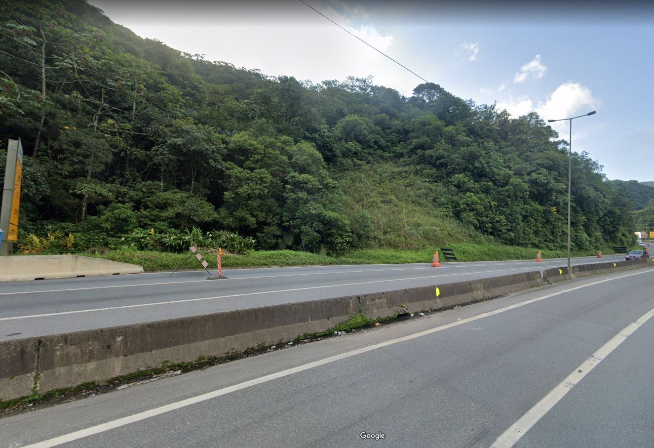 Google Street View image of the likely location of the BR-376 landslide in Brazil.