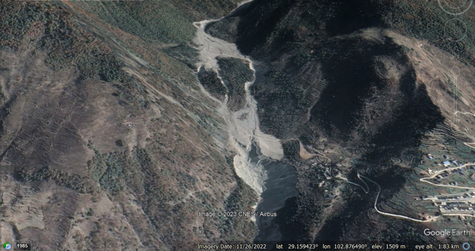 2022년 11월에 수집된 채널의 두 고원을 보여주는 Azijue 잔해 흐름의 여파에 대한 Google 어스 이미지.