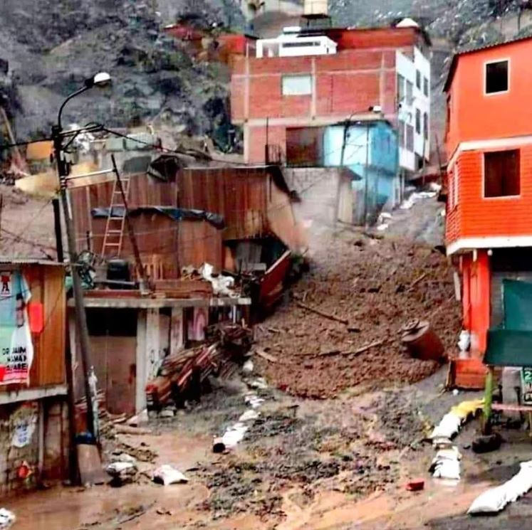 페루 Secocha의 커뮤니티를 통과하는 잔해물 흐름 중 하나입니다.
