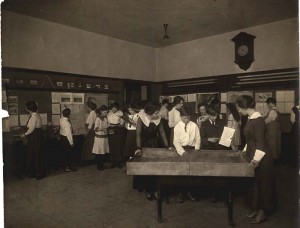 Students working with a sand tray, 1916. University of Chicago archives.