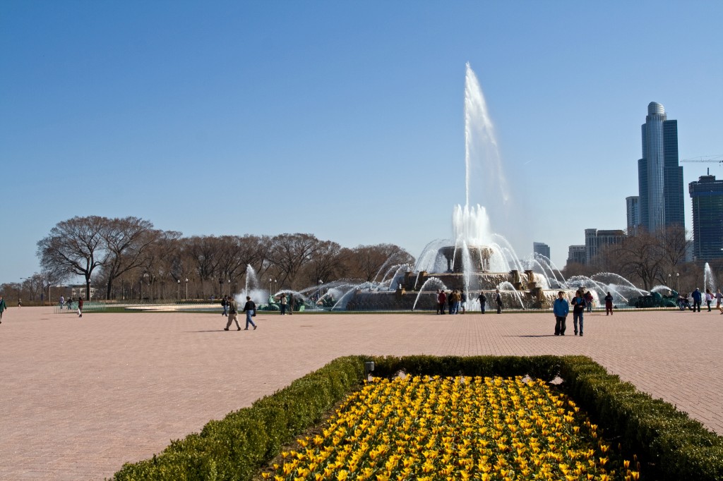 Buckingham Fountain- Grant park    by Dan