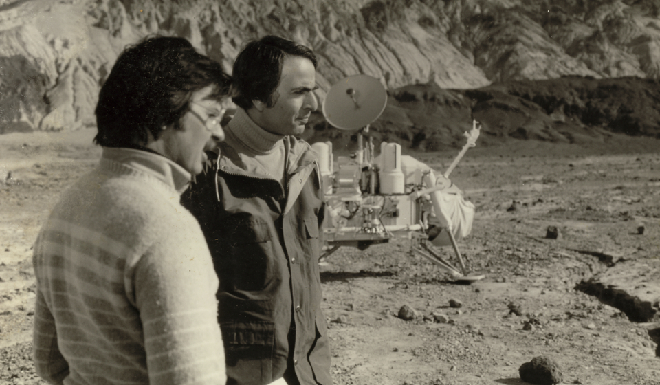 Geoph Haines-Stiles with Carl Sagan during the making of COSMOS. Image ctsy AGU and Geoph Haines-Stiles.